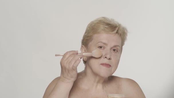 아름다운 여성의 초상화 카메라를 브러시를 그녀의 얼굴에 화장품 분말을 모델의 — 비디오