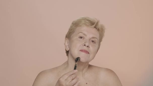 Πορτρέτο Μιας Ηλικιωμένης Γυναίκας Κοντινό Πλάνο Ενός Μεσήλικα Ξανθού Μοντέλου — Αρχείο Βίντεο