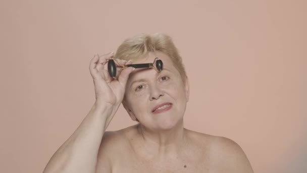 Πορτρέτο Μιας Ηλικιωμένης Γυναίκας Κοντινό Πλάνο Ενός Μεσήλικου Ξανθού Μοντέλου — Αρχείο Βίντεο