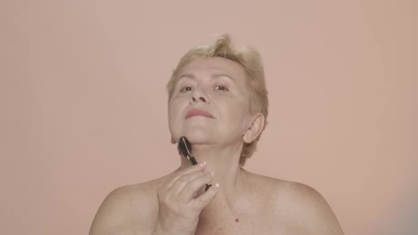 Porträtt Vacker Äldre Kvinna Närbild Medelålders Kvinnlig Modell Som Gör — Stockvideo