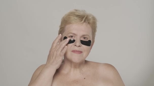 一个漂亮的老年妇女的画像 一个中年女性模特儿的近照 在她的眼皮底下贴上黑眼圈 看着相机 防老化眼科广告的概念 Hdr Bt2020 — 图库视频影像