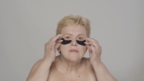 Πορτρέτο Μιας Όμορφης Ξανθιάς Ηλικιωμένης Γυναίκας Κοντινό Πλάνο Ενός Μεσήλικου — Αρχείο Βίντεο