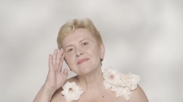 Porträtt Attraktiv Äldre Kvinna Närbild Medelålders Kvinnlig Modell Poserar Ler — Stockvideo