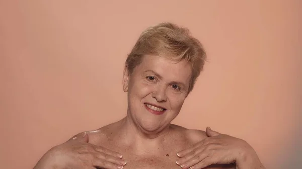 Πορτρέτο Της Ελκυστικής Ξανθιάς Ηλικιωμένης Γυναίκας Κοντινό Πλάνο Ενός Μεσήλικου — Φωτογραφία Αρχείου