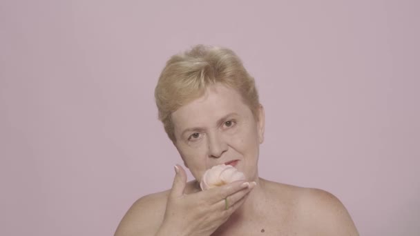 Πορτρέτο Μιας Ελκυστικής Ηλικιωμένης Γυναίκας Κοντινό Πλάνο Ενός Μεσήλικου Μοντέλου — Αρχείο Βίντεο