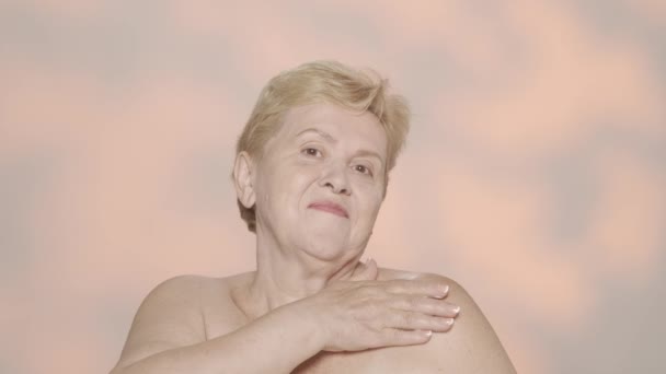 Ritratto Una Bella Bionda Anziana Foto Ravvicinata Una Modella Mezza — Video Stock
