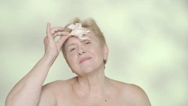 매력적인 여성의 초상화 그녀의 얼굴에 Gladiolus 카메라를 모델의 닫습니다 아름다움 — 비디오