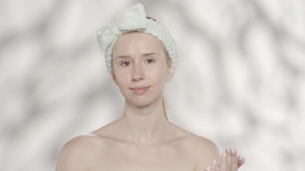 Una Donna Applica Una Maschera Cosmetica Verde Suo Viso Seminude — Video Stock