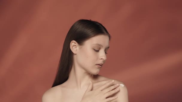 Çekici Seminer Kadını Omuzlarının Derisine Vücut Kremi Sürüyor Stüdyodaki Genç — Stok video
