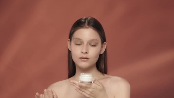 Une Femme Tient Pot Crème Cosmétique Inhale Son Parfum Applique — Video