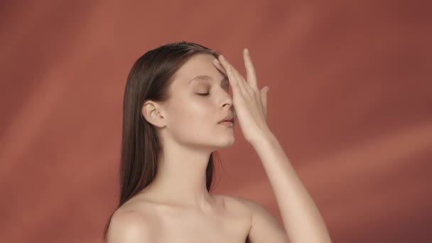 Eine Junge Frau Berührt Ein Sauberes Befeuchtetes Gesicht Profilporträt Einer — Stockvideo