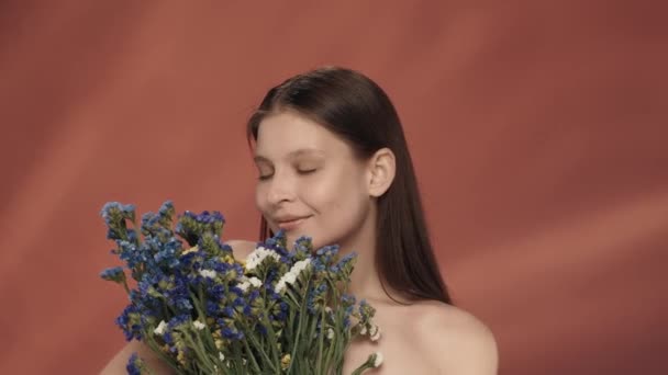 Una Mujer Disfruta Del Aroma Las Flores Silvestres Inhala Aroma — Vídeos de Stock