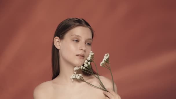 Kobieta Białymi Dzikimi Kwiatami Przy Twarzy Seminude Kobieta Studio Czerwonym — Wideo stockowe