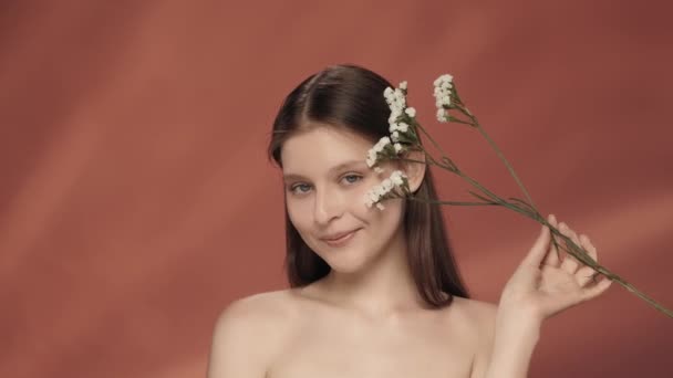 Une Femme Touche Des Fleurs Sauvages Blanches Sur Son Visage — Video