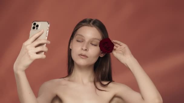 Žena Dotkne Tváře Vlasů Červeným Poupátkem Natočí Video Vezme Selfie — Stock video