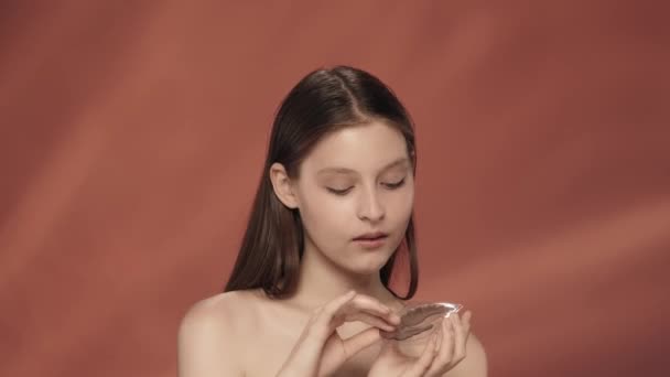 Kvinde Tager Plastre Fra Pakke Anvender Dem Huden Øjnene Seminude – Stock-video