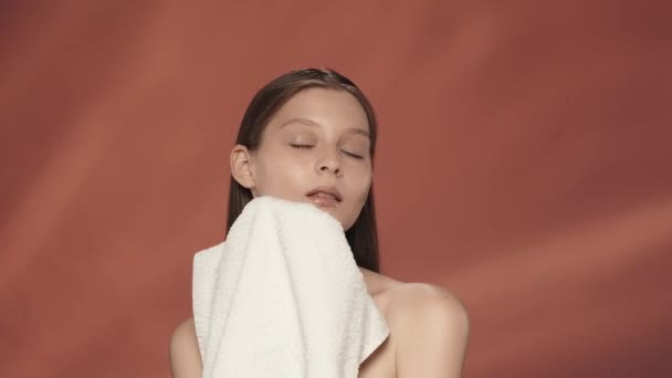 Takie Miękkie Młoda Kobieta Wyciera Twarz Włosy Ręcznikiem Frotte Ciesząc — Wideo stockowe