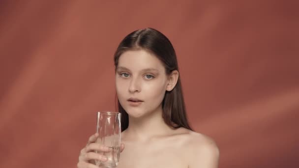 Eine Junge Frau Trinkt Sauberes Klares Wasser Aus Einem Glas — Stockvideo