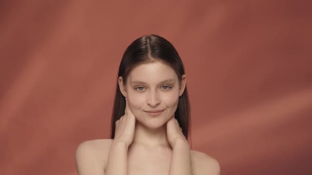 Eine Frau Zeigt Seidiges Gesundes Und Glänzendes Langes Haar Seminude — Stockvideo