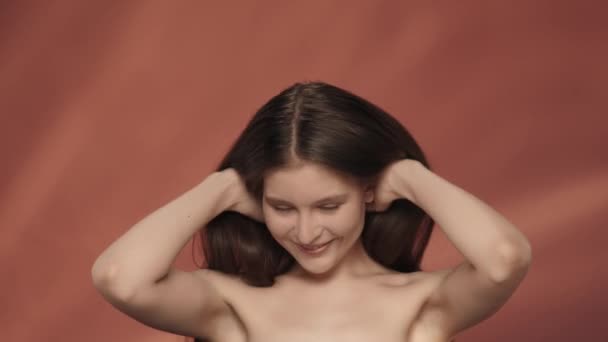 Eine Frau Zeigt Seidiges Gesundes Und Glänzendes Langes Haar Fröhliche — Stockvideo
