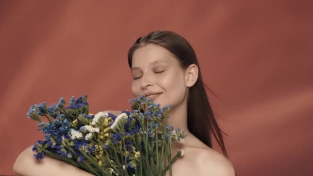 Kobieta Bukietem Świeżych Dzikich Kwiatów Wystawia Twarz Wiatr Seminude Szczęśliwy — Wideo stockowe