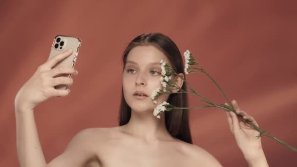 Uma Mulher Com Flores Brancas Perto Seu Rosto Filma Vídeo — Vídeo de Stock