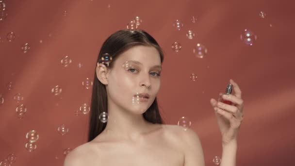 Une Femme Vaporise Parfum Une Bouteille Sur Peau Seminude Femme — Video