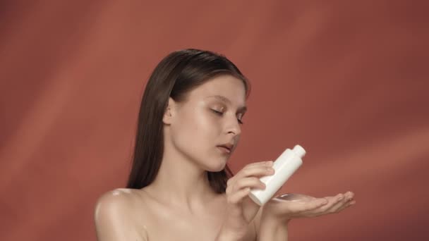Uma Mulher Derrama Loção Uma Garrafa Palma Mão Aplica Ombro — Vídeo de Stock