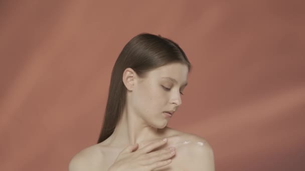Ελκυστική Γυναίκα Ιεροσυλία Εφαρμόζεται Τρίβει Κρέμα Σώματος Στο Δέρμα Των — Αρχείο Βίντεο