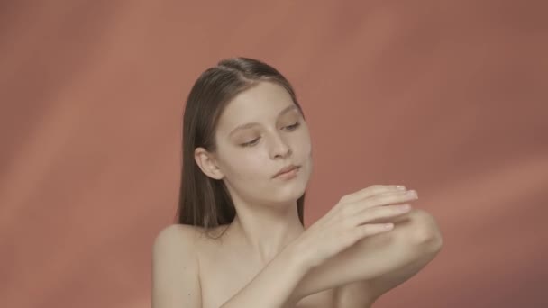 Soins Protection Des Mains Une Jeune Femme Applique Crème Soin — Video
