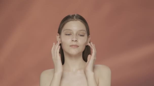 Une Jeune Femme Montre Une Peau Faciale Parfaite Portrait Une — Video