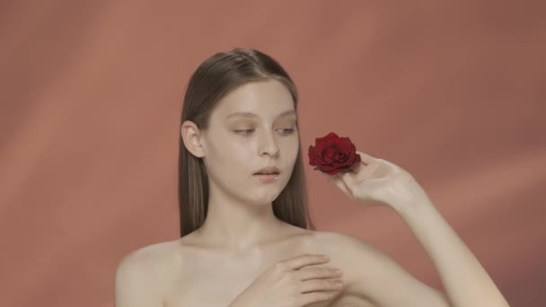 Egy Behunyja Szemét Egy Vörös Rózsabimbóval Átnyújtja Kezét Csupasz Vállán — Stock videók