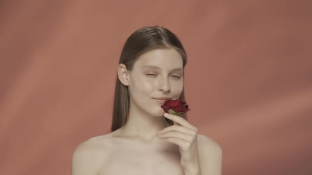 Una Mujer Inhala Aroma Una Rosa Roja Toca Piel Perfecta — Vídeos de Stock