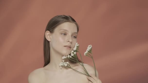 Une Femme Avec Des Fleurs Sauvages Blanches Près Son Visage — Video