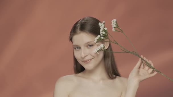 Een Vrouw Raakt Witte Wilde Bloemen Aan Haar Gezicht Haar — Stockvideo