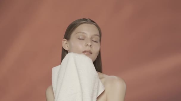 Такая Мягкая Молодая Женщина Вытирает Лицо Волосы Махровым Полотенцем Наслаждаясь — стоковое видео