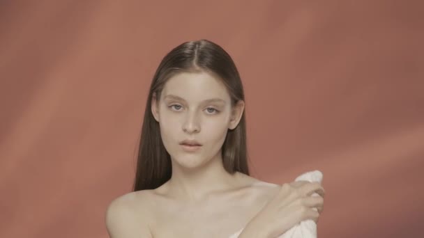 Молода Жінка Витирає Обличчя Голі Плечі Білим Махровим Рушником Жінка — стокове відео