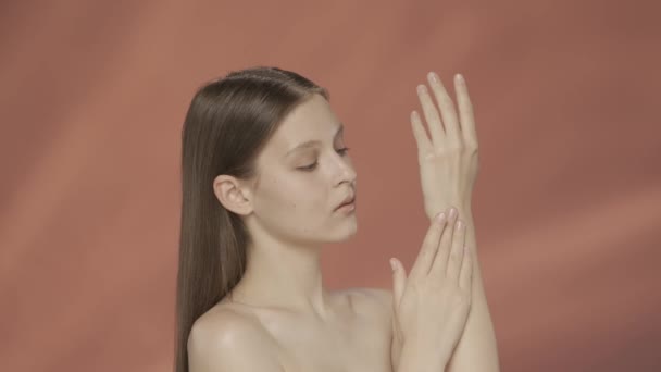 Handverzorging Bescherming Een Jonge Vrouw Brengt Huidverzorgingscrème Aan Haar Handen — Stockvideo