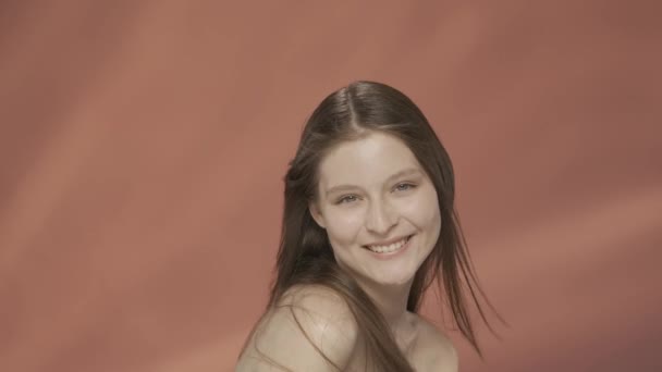 Seminude Kobieta Demonstruje Zdrowe Jedwabiste Włosy Studio Czerwonym Tle Proste — Wideo stockowe