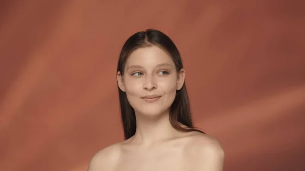 Portret Uśmiechniętej Młodej Kobiety Studiu Czerwonym Tle Koncepcja Naturalnego Piękna — Zdjęcie stockowe