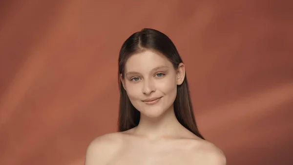 赤い背景のスタジオで笑顔の若いセミナーの女性の肖像画が閉じられました 自然美 化粧品 スキンケアのコンセプト — ストック写真
