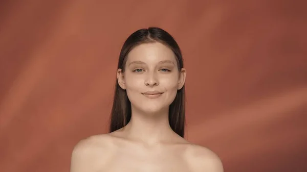 Retrato Una Joven Seminud Sonriente Estudio Sobre Fondo Rojo Cerca —  Fotos de Stock
