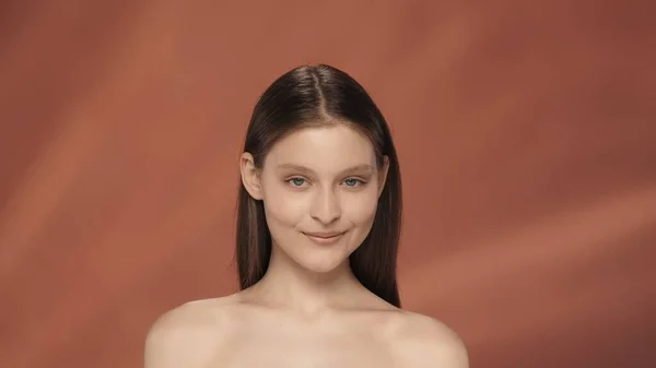 Porträt Einer Lächelnden Jungen Frau Studio Auf Rotem Hintergrund Großaufnahme — Stockfoto