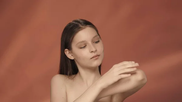 Handverzorging Bescherming Een Jonge Vrouw Brengt Huidverzorgingscrème Aan Haar Handen — Stockfoto