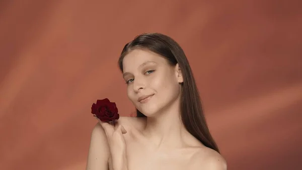 Portret Van Een Jonge Vrouw Met Een Rode Rozenknop Haar — Stockfoto