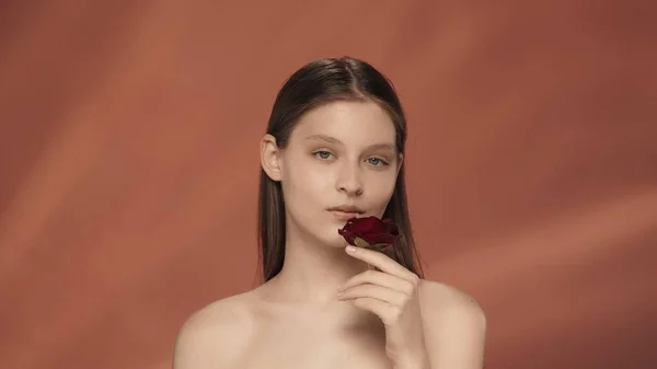 Retrato Uma Jovem Segurando Botão Rosa Vermelha Sua Mão Perto — Fotografia de Stock