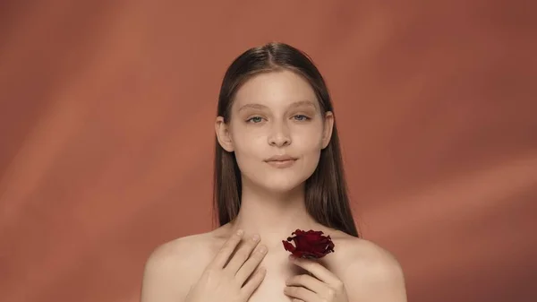 Portrait Une Jeune Femme Tenant Bouton Rose Rouge Dans Main — Photo