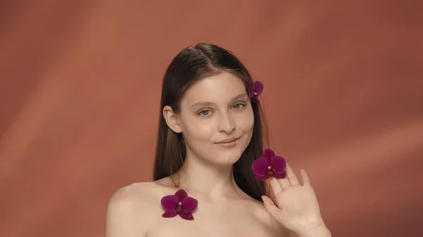 Een Jonge Vrouw Met Orchidee Bloemen Haar Haar Vlak Bij — Stockfoto