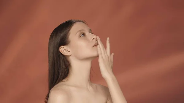 세미나 여성은 깨끗하고 얼굴을 만듭니다 빨간색 배경에 스튜디오에서 일반적인 기능을 — 스톡 사진