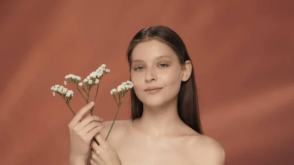 Retrato Uma Mulher Com Flores Silvestres Brancas Perto Seu Rosto — Fotografia de Stock